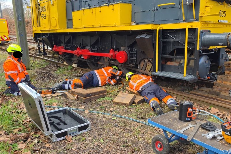 Museumlocomotief 605 van het Spoorwegmuseum herspoord door Incidentenbestrijders van ProRail